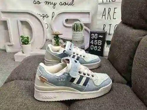 062DAdidas Forum 84 Low Zapatillas casual de moda, versátiles y de corte bajo. Basado en la aparienc