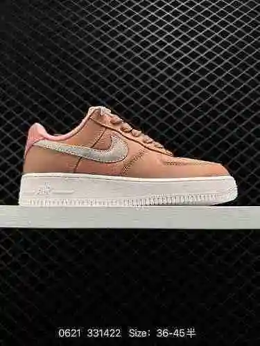 Zapatilla casual Nike Air Force Low Air Force One de color rosa. El rendimiento de amortiguación sua