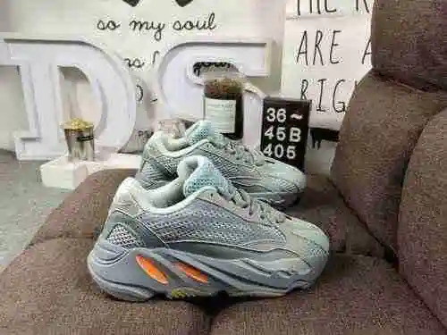 La versión de comercio exterior 405D BASF combinada con la entresuela de palomitas de maíz Kanye Wes