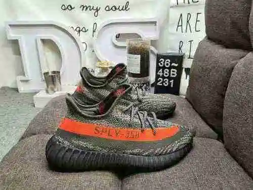 La serie explosiva auténtica a nivel de empresa 231D Adidas Yeezy 350 Boost V2 debutó y expuso los p
