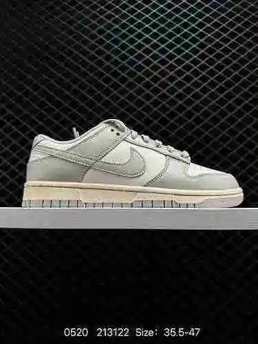 La parte superior azul leche Nike SB Dunk Low "Sail Blue" está hecha de un material de cue