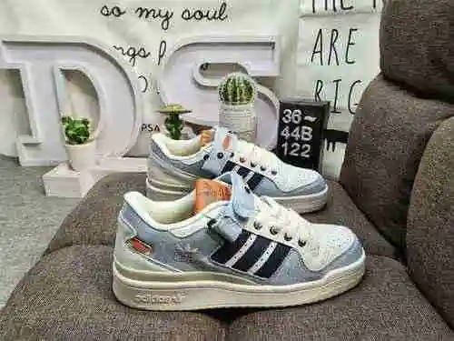 122DAdidas Forum 84 Low Zapatillas informales de moda, versátiles y de caña baja. Basado en la apari