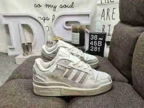 281DAdidas Forum 84 Zapatillas casual de moda, versátiles y de corte bajo. Basado en la apariencia d