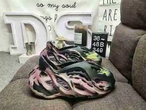 349DAdidas Yeezy Slide Coconut Minimalist Chopper Sandalias con agujeros para la playa al aire libre