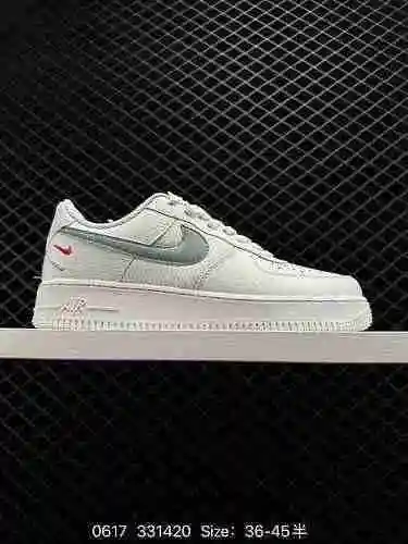 Auténtico con Nike Air Force de tamaño medio&# x27; 7 zapatillas informales bajas Air Force One.