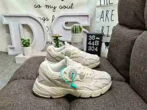 El zapato Astir retro de una sola pieza original de 304Dadidas está inspirado en los estilos de corr