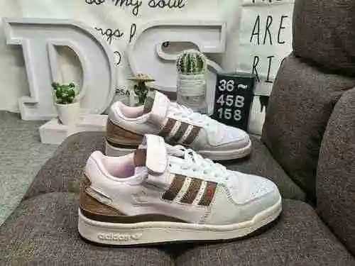 158DAdidas Forum 84 Low Zapatillas informales de moda, versátiles y de caña baja. Basado en la apari