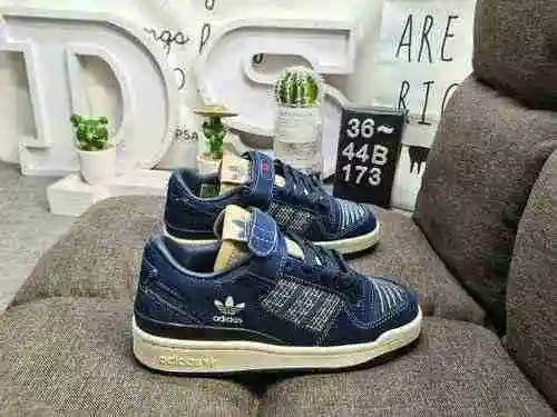 173DAdidas Forum 84 Low Zapatillas informales de moda, versátiles y de caña baja. Basado en la apari