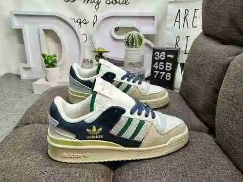 776DAdidas Forum 84 Zapatillas casual de moda, versátiles y de corte bajo. Basado en la apariencia d