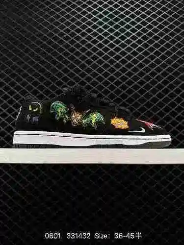 6 Neckface x Nike SB Dunk Low Black Halloween Este zapato está adornado con varios monstruos y monst