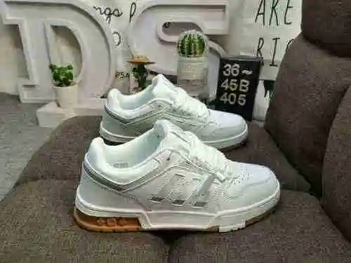 405DAdidas Forum 84 Zapatillas casual de moda, versátiles y de corte bajo. Basado en la apariencia d