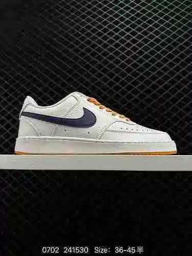 La zapatilla Nike Court Vision Low de corte bajo, transpirable y versátil presenta un diseño clásico