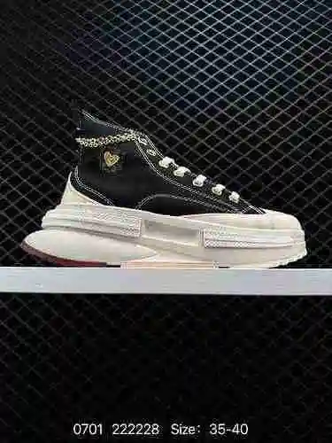 El esquema de color rosa cerezo y oro arena exclusivo del Día de San Valentín de las 4 Converse Run 