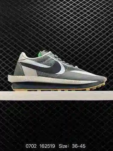 95 Sacai X N LDWaffle" Midnight Spruce and University Red" Waffle 2. El diseño de articula