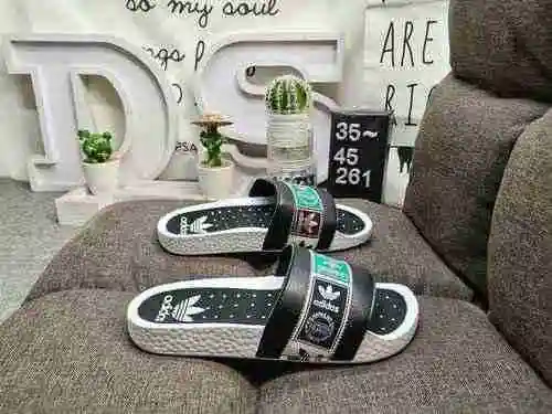 261D Chanclas adidas adilette boost popcorn con suela de absorción de impactos