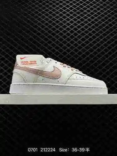 La zapatilla Nike Court Vision Low de corte bajo, transpirable y versátil presenta un diseño clásico