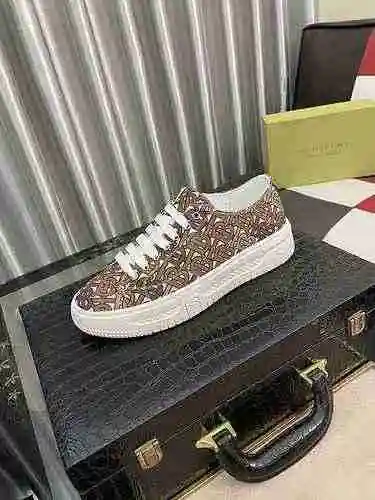 Zapato Burberry Hombre Código: 0630B20 Talla: 38-44