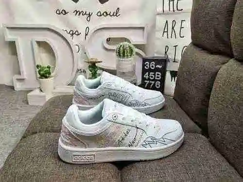 El versátil zapato de tenis informal de una sola pieza 776D/adidas HOOPS 3.0 está inspirado en la ri