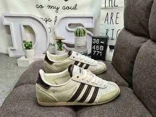 La vanguardia retro del 771D ha sido ocupada por la marca de diseño británica Wales Bonner x Adidas 