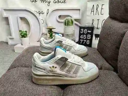 776DAdidas Forum 84 Zapatillas casual de moda, versátiles y de corte bajo. Basado en la apariencia d