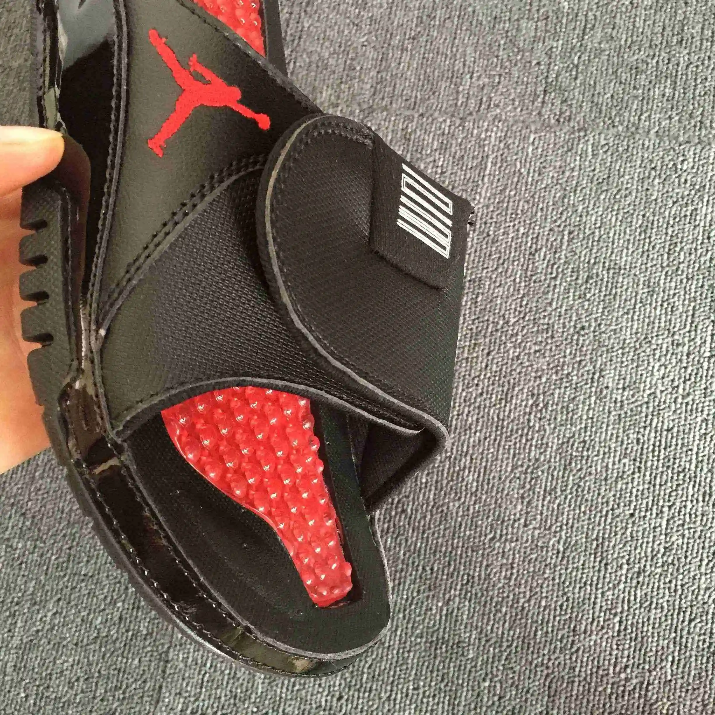 AJ11 复活节魔术贴 拖鞋 黑红8.webp