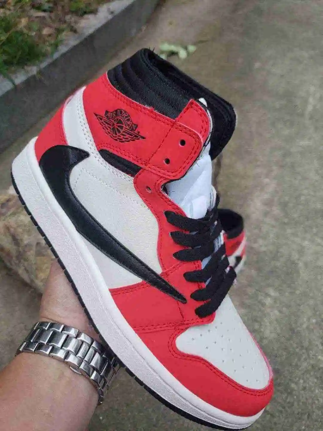 AJ1联名TS倒钩白红黑.webp