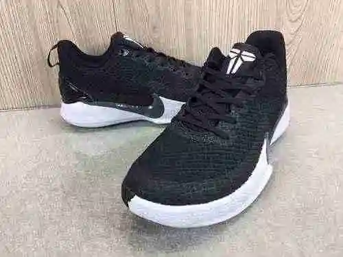 Kobe Mamba Blanco y Negro 40-46