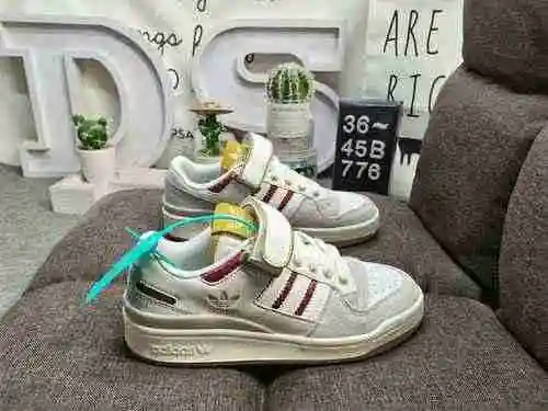 776DAdidas Forum 84 Zapatillas casual de moda, versátiles y de corte bajo. Basado en la apariencia d