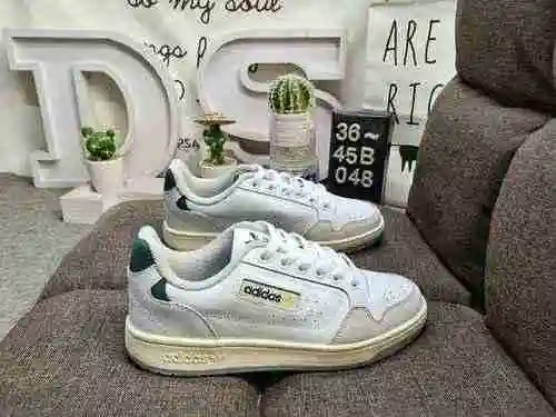 048DADIDAS NY90 Zapato pequeño blanco Este zapato clásico adidas NY90 presenta un diseño elegante y 