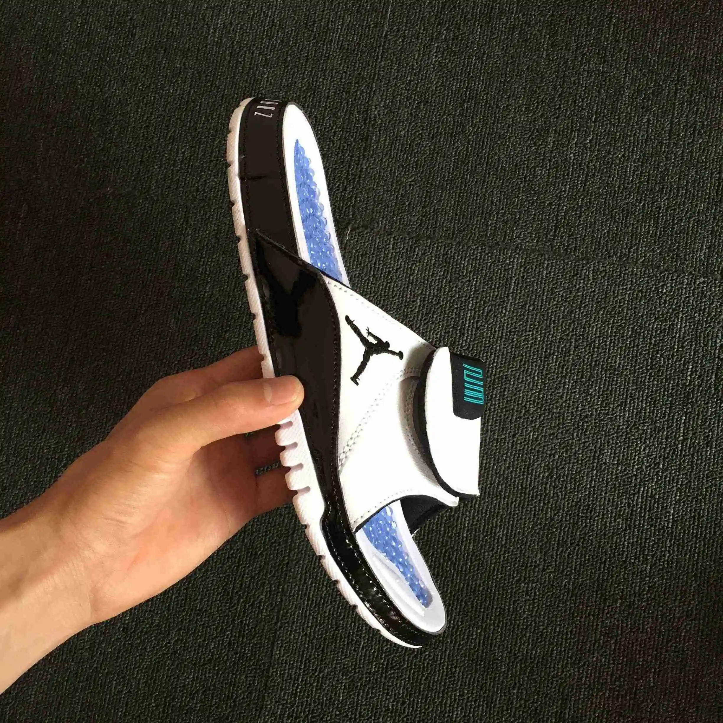 AJ11 复活节魔术贴 拖鞋 白黑7.webp