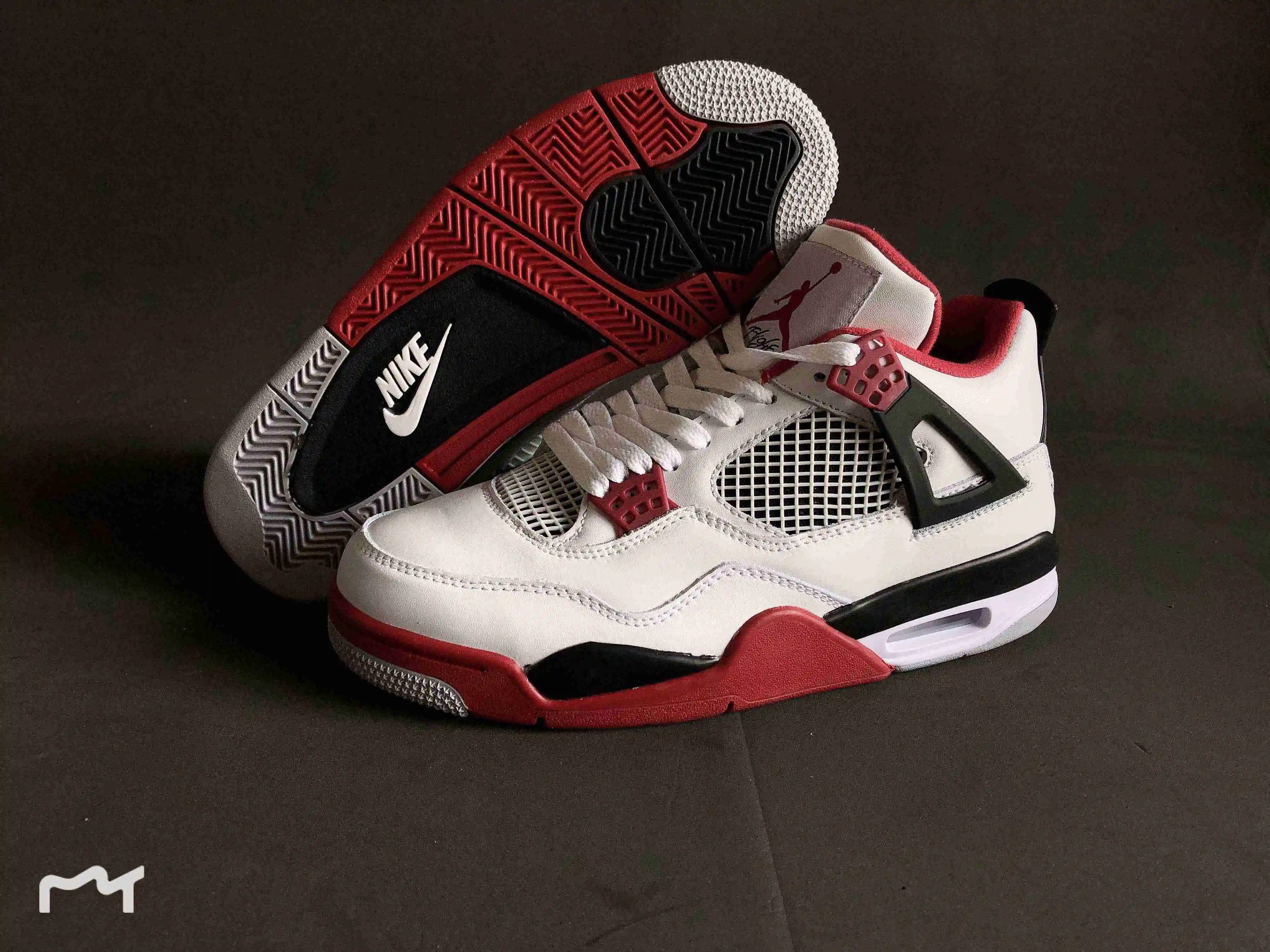 白黑红NIKE