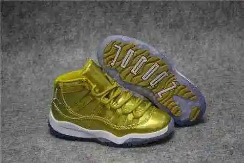 Zapatos para niños J11 28-35 en stock.
