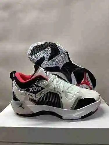 AJ 37.a generación LOW blanco y negro 40-46
