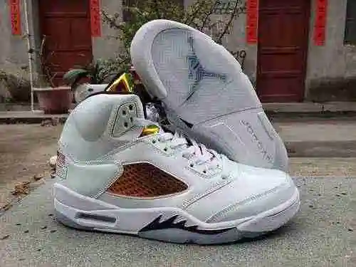 Envío 40-47 de alta calidad de la moneda del casco Jordan5