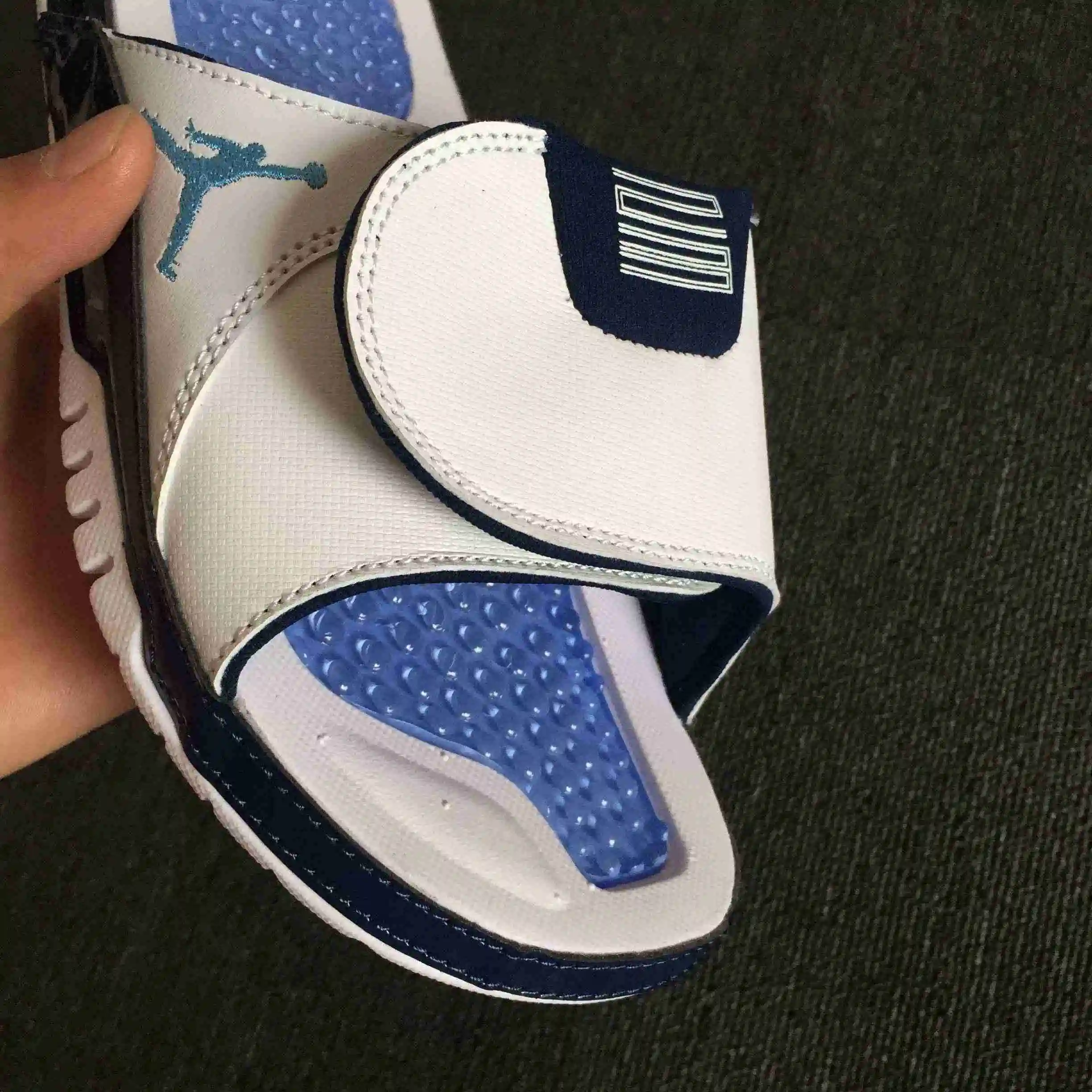 AJ11 复活节魔术贴 拖鞋 白深兰9.webp