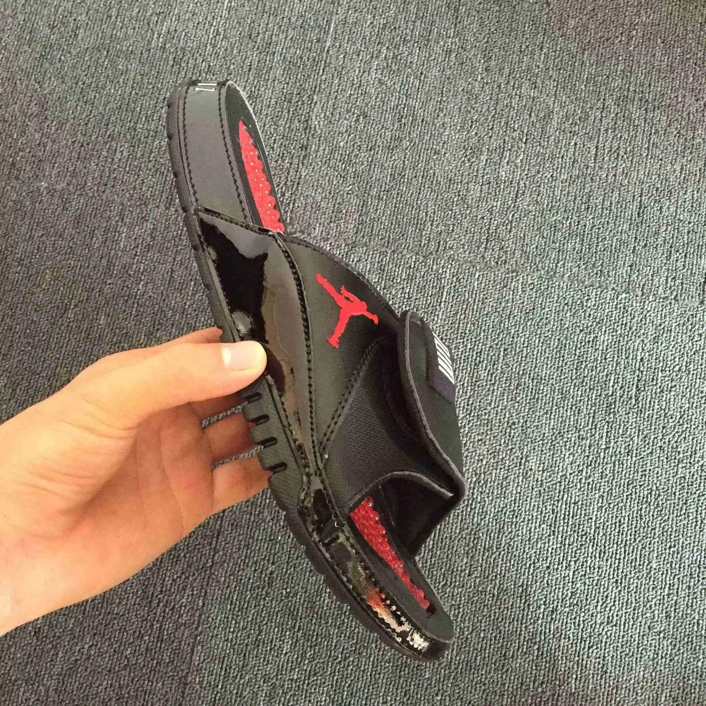 AJ11 复活节魔术贴 拖鞋 黑红7.webp