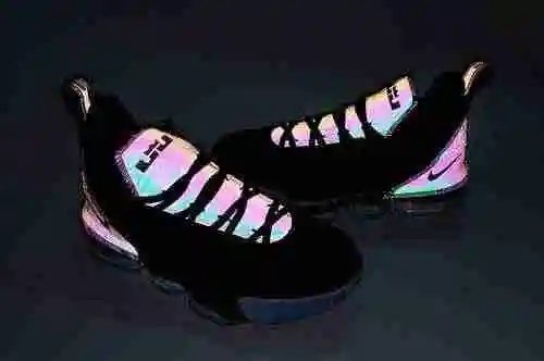 La nueva combinación de colores de James de 16.a generación "camaleón" y "Buzz Lighty