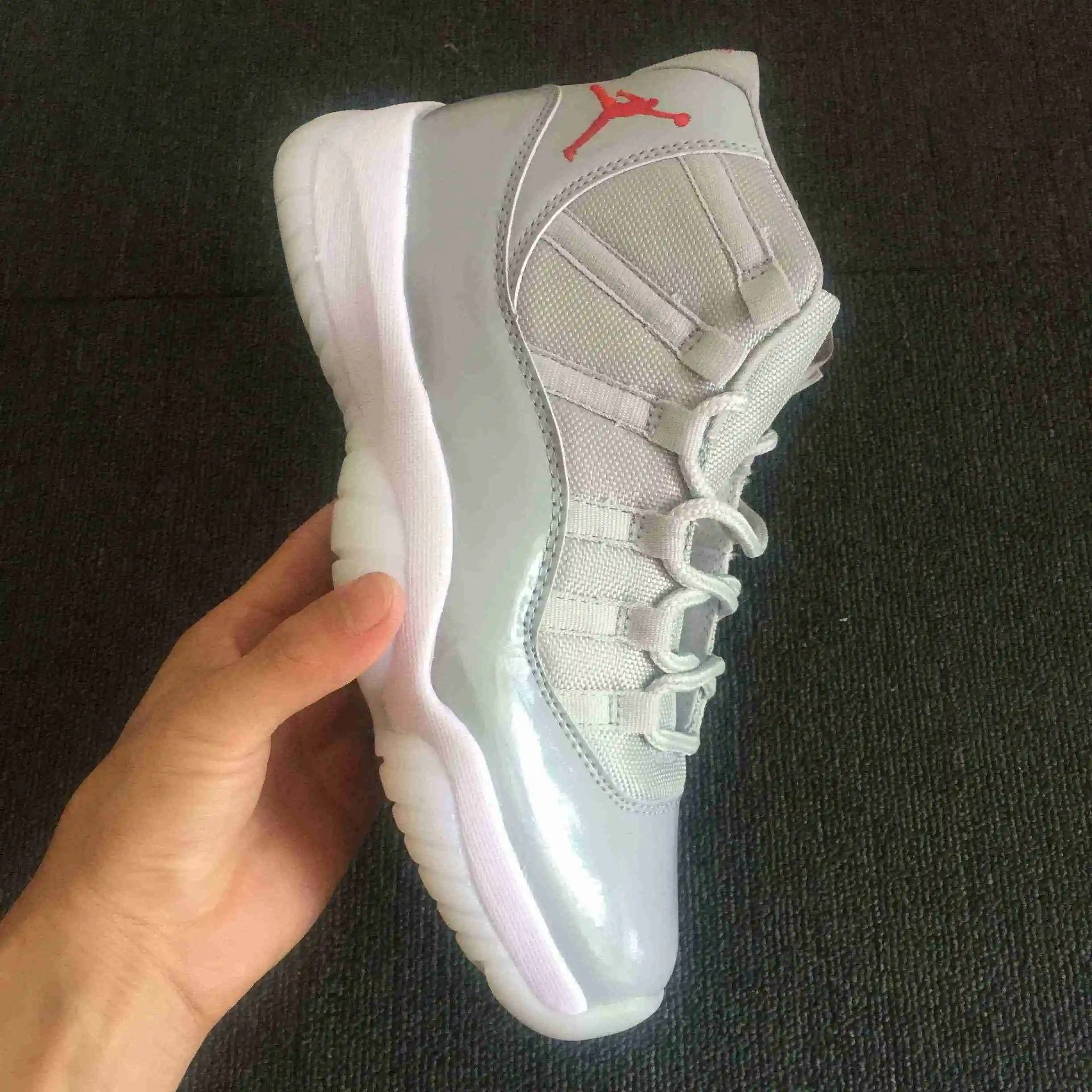 AJ11灰白红.webp