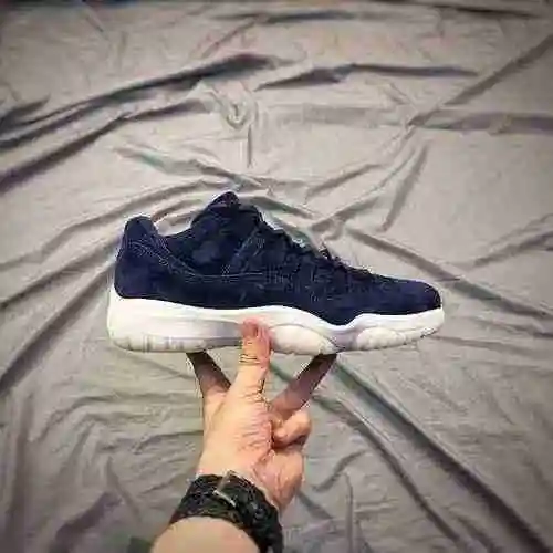 Air Jordan 11 Low "RE2PECT" 40-47.5 (incluye media talla)