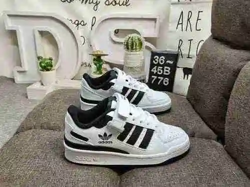 776DAdidas Forum 84 Zapatillas casual de moda, versátiles y de corte bajo. Basado en la apariencia d