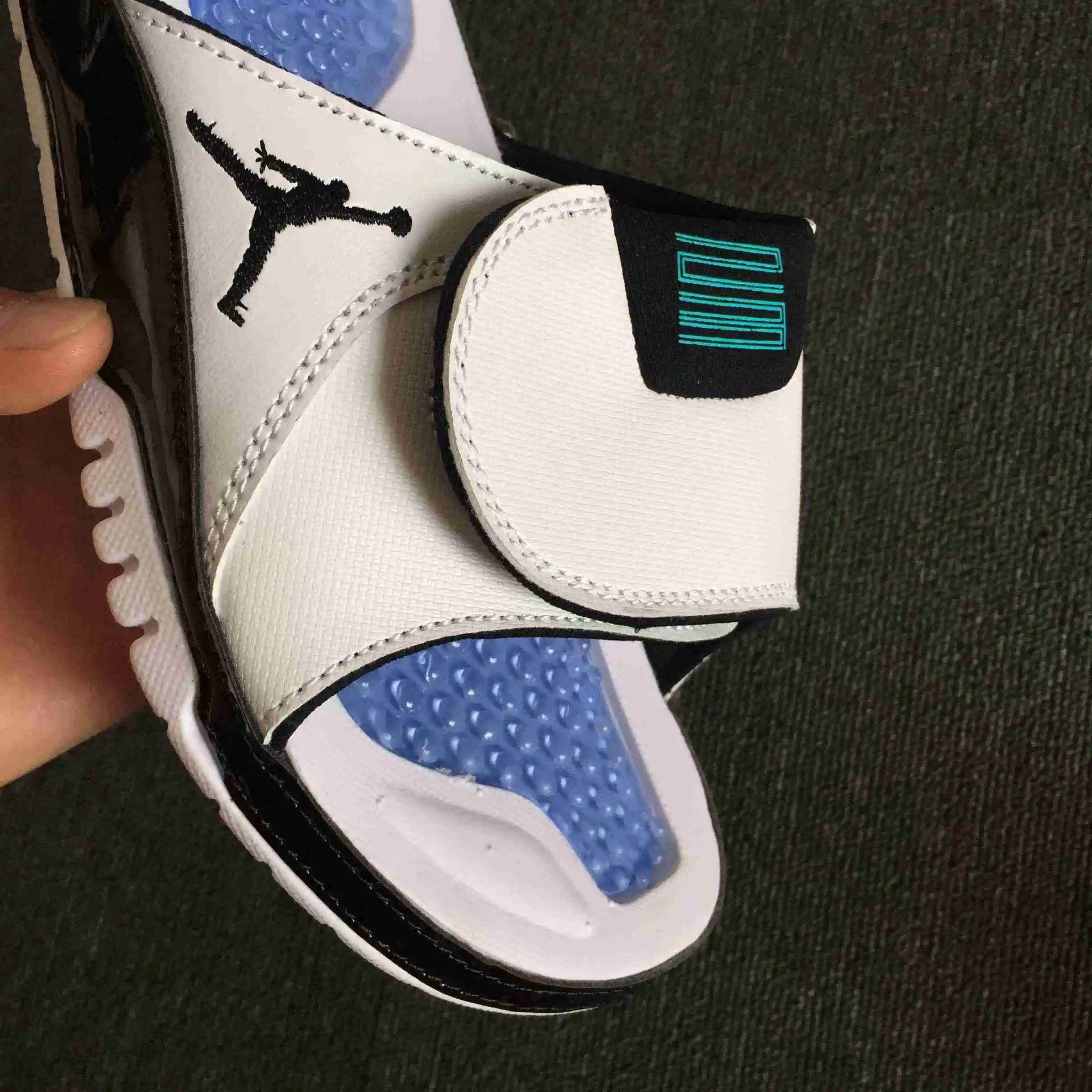 AJ11 复活节魔术贴 拖鞋 白黑8.webp