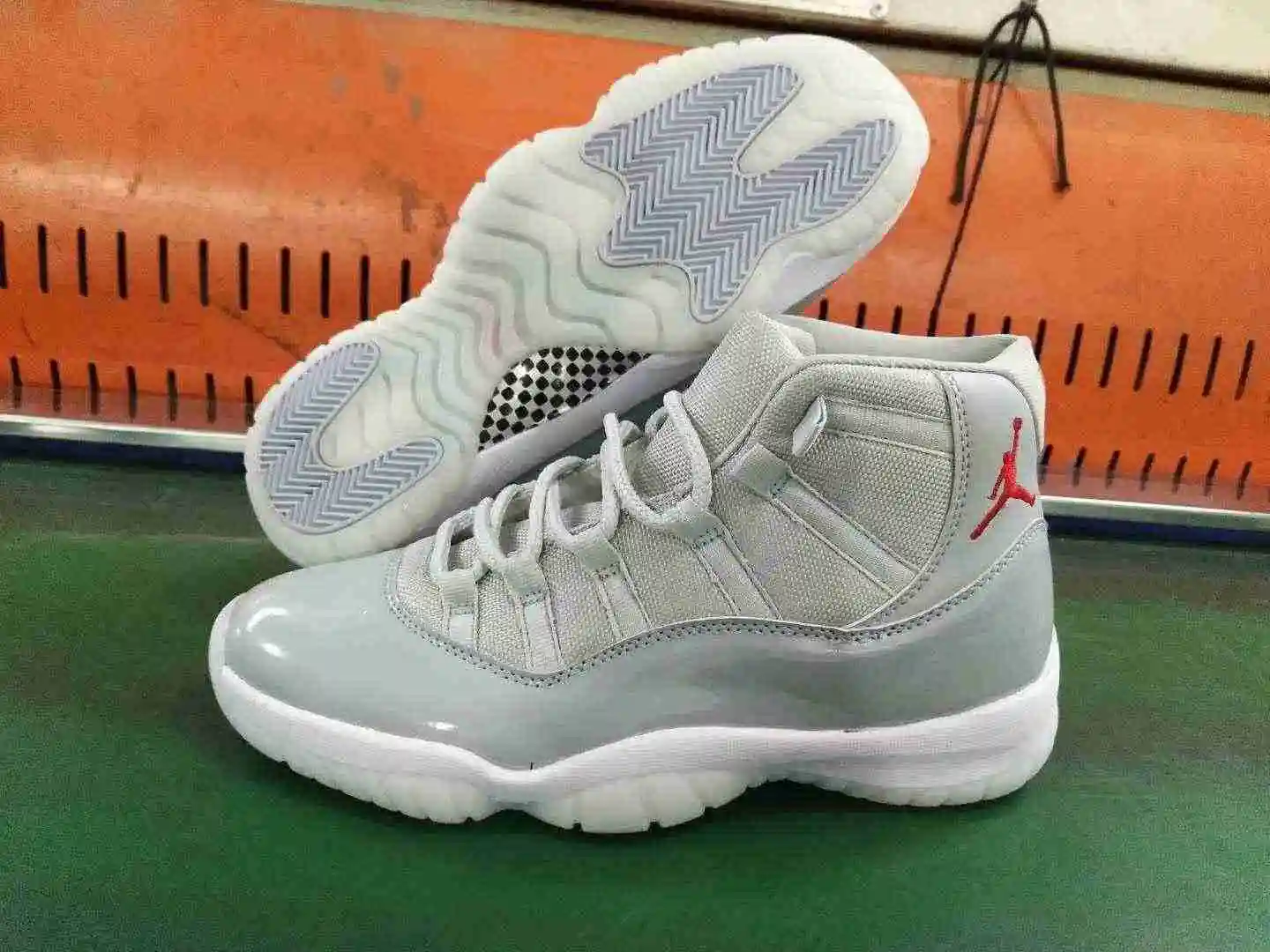 AJ11灰白红 (10).webp