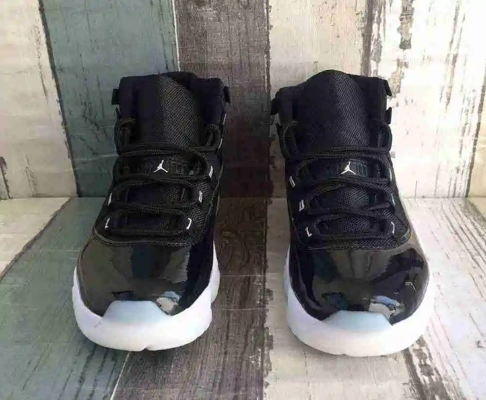 JORDAN 11黑银