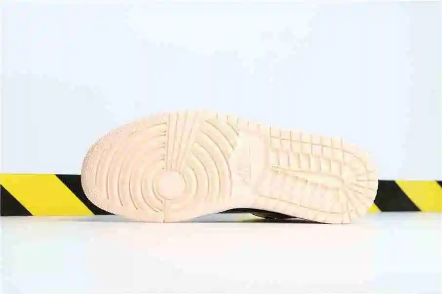 货号：555088-081 乔1黑粉荔枝纹 36-46