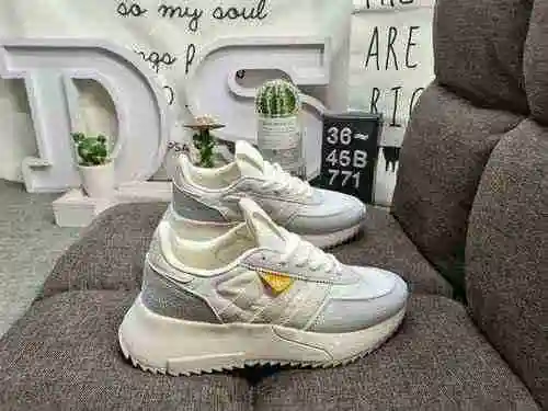 La nueva zapatilla clásica de corte bajo RETROPY F2 M con suela gruesa de trébol de nivel empresaria
