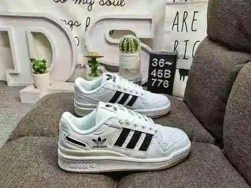 776DAdidas Forum 84 Zapatillas casual de moda, versátiles y de corte bajo. Basado en la apariencia d