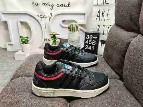El versátil zapato de tenis informal de una sola pieza 241D/adidas HOOPS 3.0 está inspirado en la ri