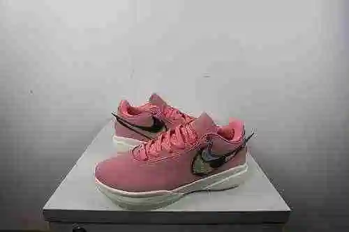 James 20 Generation Low ayuda a La Pantera Rosa 40-46