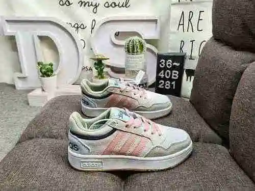 El versátil zapato de tenis informal de una sola pieza 281D/adidas HOOPS 3.0 está inspirado en la ri