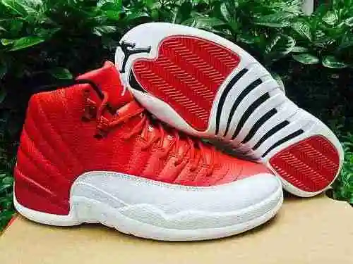 Air Jordan 12 Gym Red True Carbon 41------47.5 (disponible en tamaño medio)